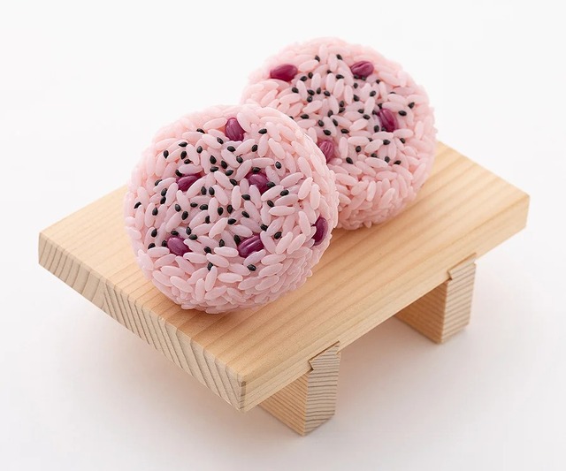 パーツ総数“1776”は目眩がしそう！「赤飯おにぎり」米、小豆、ゴマで組み立てるプラモデルに