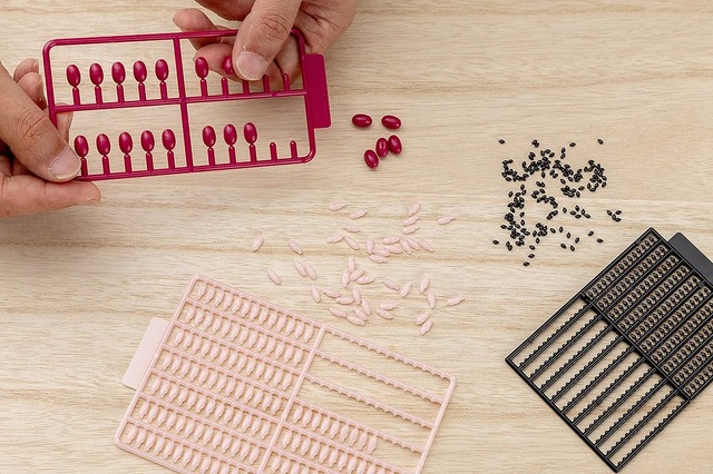 パーツ総数“1776”は目眩がしそう！「赤飯おにぎり」米、小豆、ゴマで組み立てるプラモデルに