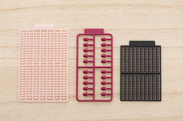 パーツ総数“1776”は目眩がしそう！「赤飯おにぎり」米、小豆、ゴマで組み立てるプラモデルに