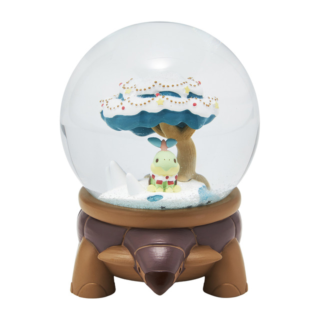 ツリー姿の“ウソッキー”がセーターに！『ポケモン』ぬいぐるみやスノードームなど、クリスマス気分を盛り上げるグッズが展開