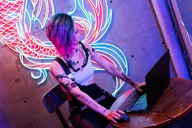 MSIゲーミングノート「Cyborg 15/17 B2RW」×『サイバーパンク2077』で叶える、本物の“没入（ジャック・イン）”。最高のプレイ環境で、コスプレイヤーと共にナイトシティを駆けてきた