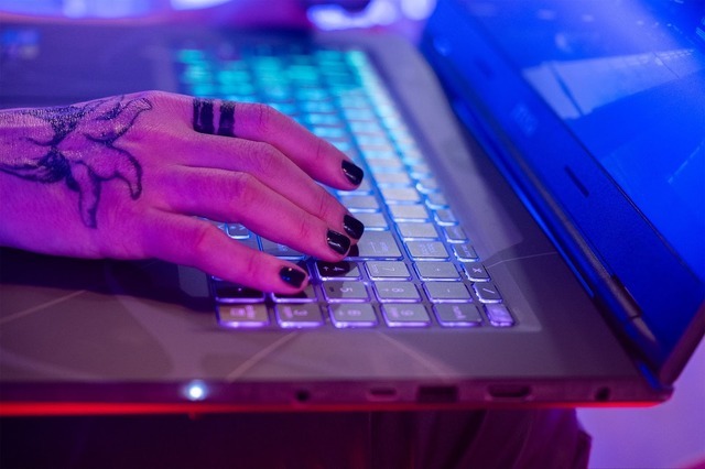 MSIゲーミングノート「Cyborg 15/17 B2RW」×『サイバーパンク2077』で叶える、本物の“没入（ジャック・イン）”。最高のプレイ環境で、コスプレイヤーと共にナイトシティを駆けてきた