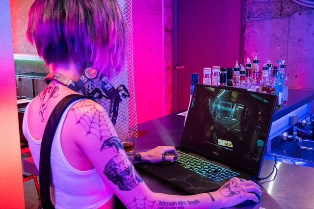 MSIゲーミングノート「Cyborg 15/17 B2RW」×『サイバーパンク2077』で叶える、本物の“没入（ジャック・イン）”。最高のプレイ環境で、コスプレイヤーと共にナイトシティを駆けてきた