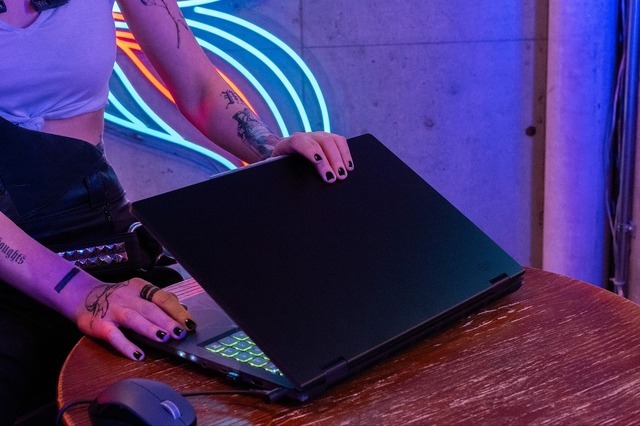 MSIゲーミングノート「Cyborg 15/17 B2RW」×『サイバーパンク2077』で叶える、本物の“没入（ジャック・イン）”。最高のプレイ環境で、コスプレイヤーと共にナイトシティを駆けてきた