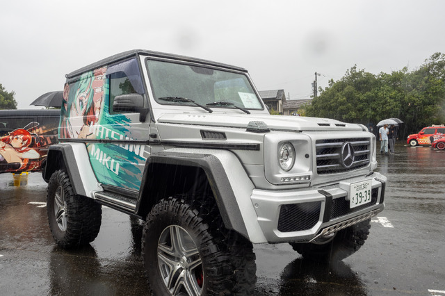 ベンツやレクサス、往年のスポーツカーまで集結！雨に負けじと会場を盛り上げた痛車まとめ【第九回 天下無双 東西最強痛車決戦 フォトレポ】