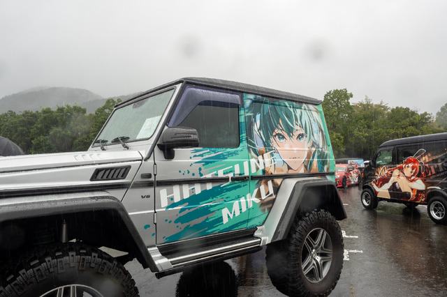 ベンツやレクサス、往年のスポーツカーまで集結！雨に負けじと会場を盛り上げた痛車まとめ【第九回 天下無双 東西最強痛車決戦 フォトレポ】