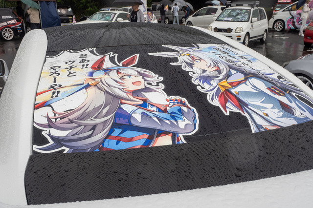 ベンツやレクサス、往年のスポーツカーまで集結！雨に負けじと会場を盛り上げた痛車まとめ【第九回 天下無双 東西最強痛車決戦 フォトレポ】