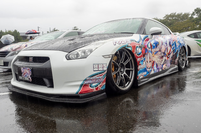 ベンツやレクサス、往年のスポーツカーまで集結！雨に負けじと会場を盛り上げた痛車まとめ【第九回 天下無双 東西最強痛車決戦 フォトレポ】