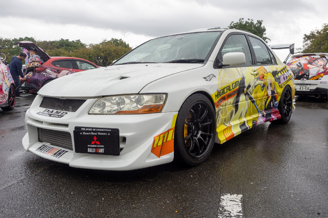 ベンツやレクサス、往年のスポーツカーまで集結！雨に負けじと会場を盛り上げた痛車まとめ【第九回 天下無双 東西最強痛車決戦 フォトレポ】