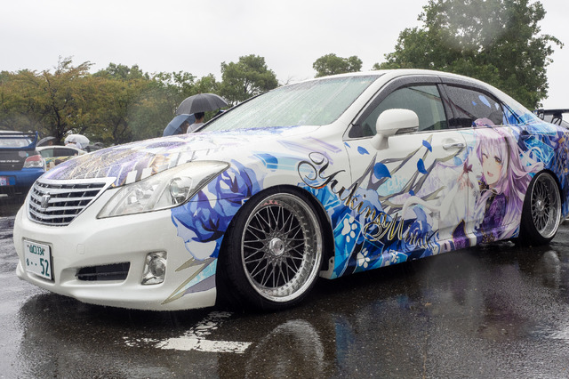 ベンツやレクサス、往年のスポーツカーまで集結！雨に負けじと会場を盛り上げた痛車まとめ【第九回 天下無双 東西最強痛車決戦 フォトレポ】