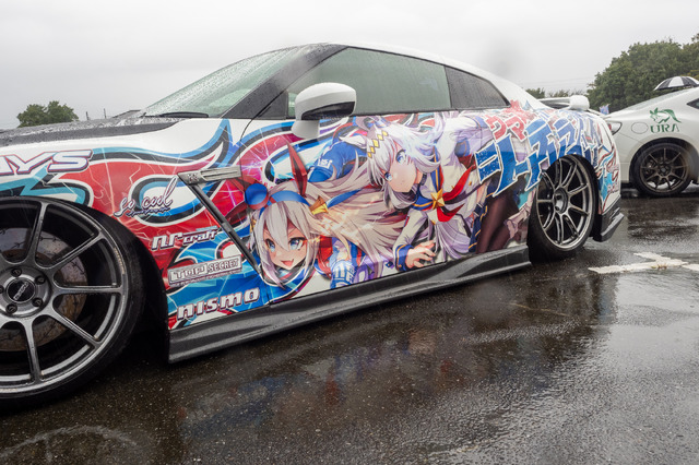 ベンツやレクサス、往年のスポーツカーまで集結！雨に負けじと会場を盛り上げた痛車まとめ【第九回 天下無双 東西最強痛車決戦 フォトレポ】