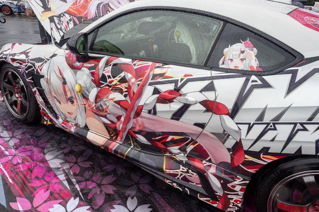 ベンツやレクサス、往年のスポーツカーまで集結！雨に負けじと会場を盛り上げた痛車まとめ【第九回 天下無双 東西最強痛車決戦 フォトレポ】