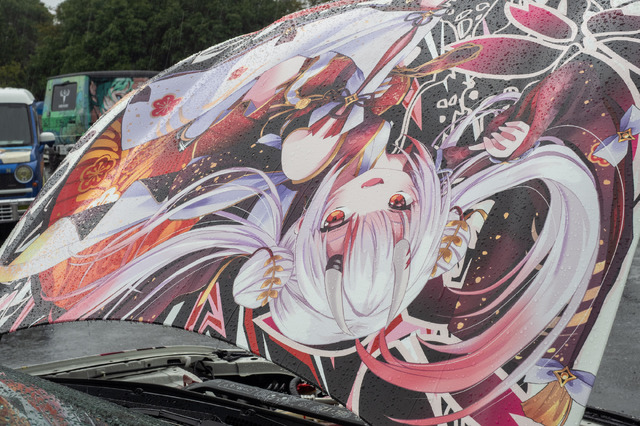 ベンツやレクサス、往年のスポーツカーまで集結！雨に負けじと会場を盛り上げた痛車まとめ【第九回 天下無双 東西最強痛車決戦 フォトレポ】