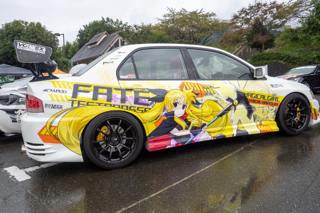 ベンツやレクサス、往年のスポーツカーまで集結！雨に負けじと会場を盛り上げた痛車まとめ【第九回 天下無双 東西最強痛車決戦 フォトレポ】