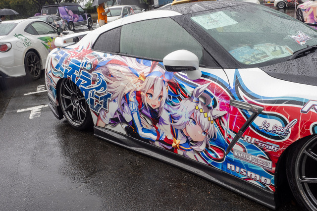 ベンツやレクサス、往年のスポーツカーまで集結！雨に負けじと会場を盛り上げた痛車まとめ【第九回 天下無双 東西最強痛車決戦 フォトレポ】