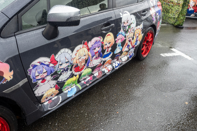 ベンツやレクサス、往年のスポーツカーまで集結！雨に負けじと会場を盛り上げた痛車まとめ【第九回 天下無双 東西最強痛車決戦 フォトレポ】