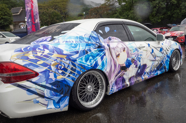 ベンツやレクサス、往年のスポーツカーまで集結！雨に負けじと会場を盛り上げた痛車まとめ【第九回 天下無双 東西最強痛車決戦 フォトレポ】