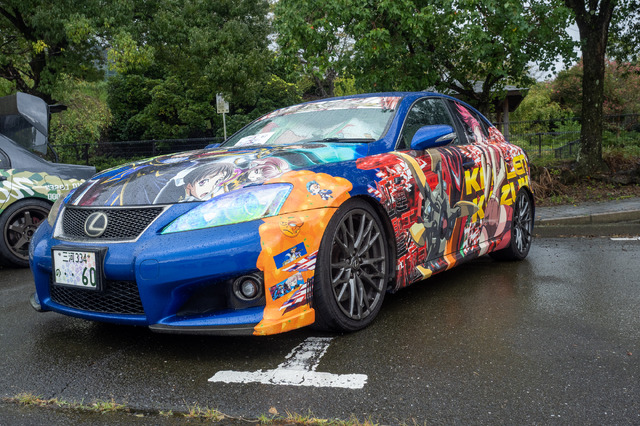 ベンツやレクサス、往年のスポーツカーまで集結！雨に負けじと会場を盛り上げた痛車まとめ【第九回 天下無双 東西最強痛車決戦 フォトレポ】