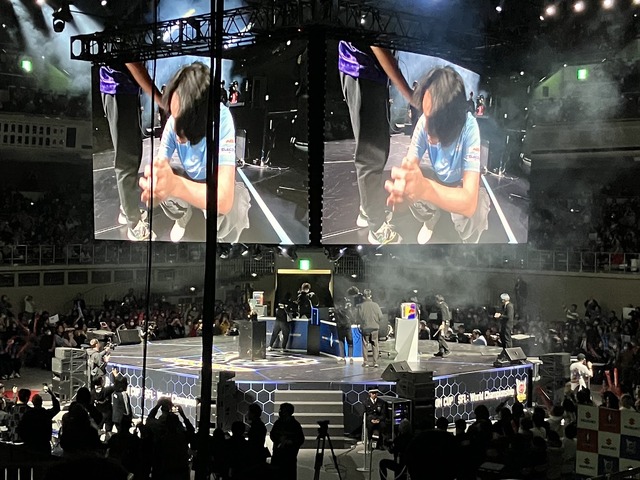 「CAPCOM CUP11」優勝直後、しゃがみ込む翔選手を励ますBlaz選手
