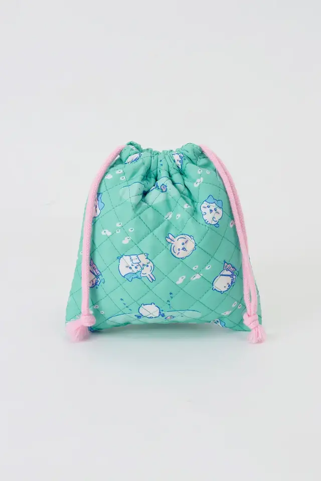 「ちいかわ」が草むしり検定に向けて勉強―新商品「レトロデザインシリーズ」にアパレルやポーチなど普段使いできるアイテムがズラリ