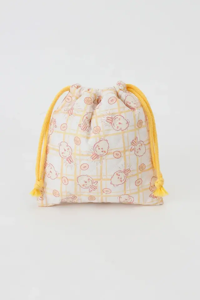 「ちいかわ」が草むしり検定に向けて勉強―新商品「レトロデザインシリーズ」にアパレルやポーチなど普段使いできるアイテムがズラリ