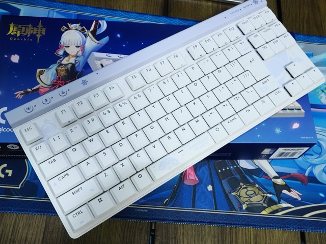 これは“綾華推し”にとって最高の神器かもしれない―「ロジクールG」×『原神』コラボのキーボード&ヘッドセット“神里綾華特別モデル”を触ってみた！