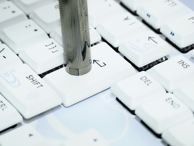 これは“綾華推し”にとって最高の神器かもしれない―「ロジクールG」×『原神』コラボのキーボード&ヘッドセット“神里綾華特別モデル”を触ってみた！