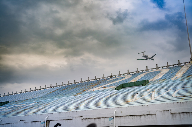 会場の上を飛行機が飛んでいくのも会場ならでは