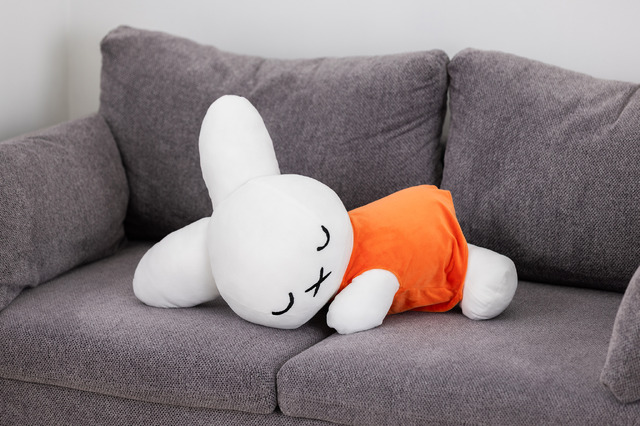 「ミッフィー」誕生70周年を記念した特大ぬいぐるみが発売決定！すやすや寝ている姿が可愛い