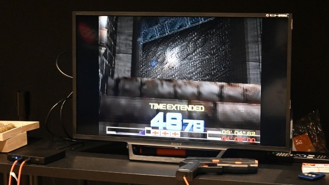 家庭用ガンコンSTGが情熱と技術によって現代モニター対応へ！「G'AIM'E」で遊ぶ、蘇りし『タイムクライシス』プレイレポ【ジョーシンゲームフェス】