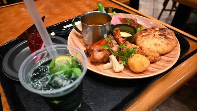 「USJでモリバーたちが宴を開きたがっています！」とろ～りクファナチーズも再現された焚き火料理が味わえるコラボイベント「モンハンワイルズ モリバーの宴」をレポート！