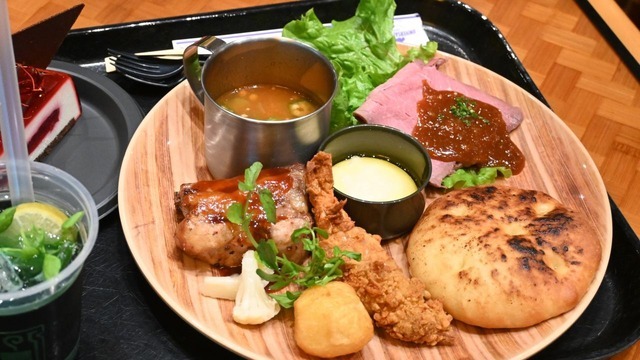 「USJでモリバーたちが宴を開きたがっています！」とろ～りクファナチーズも再現された焚き火料理が味わえるコラボイベント「モンハンワイルズ モリバーの宴」をレポート！