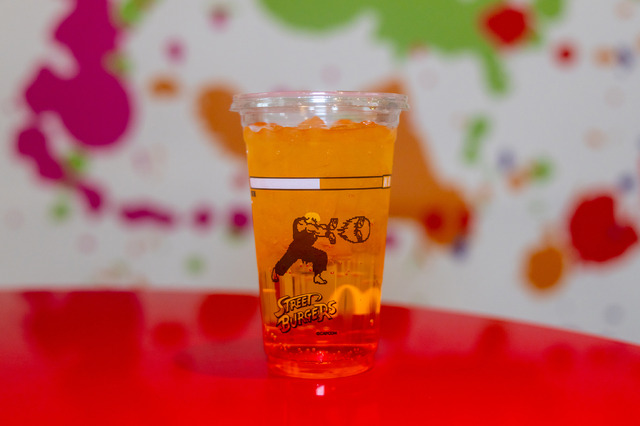 チャイナドレス美女が「ストリートファイト」に参戦！？ハンバーガーを食べながらスリット全開で美脚を繰り出す【写真17枚】