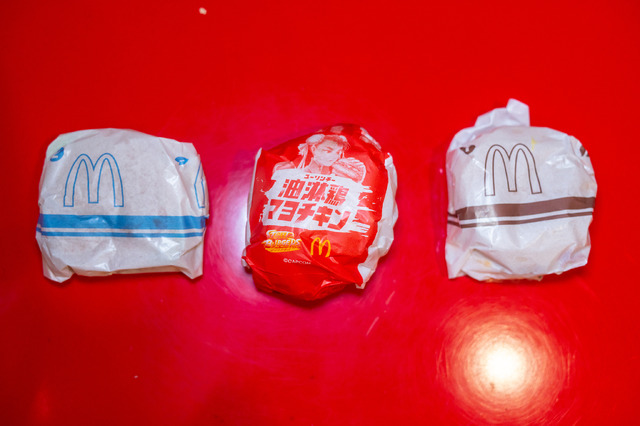 チャイナドレス美女が「ストリートファイト」に参戦！？ハンバーガーを食べながらスリット全開で美脚を繰り出す【写真17枚】