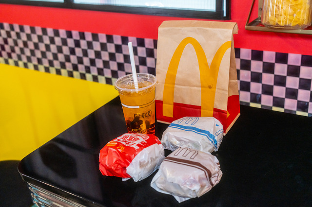 チャイナドレス美女が「ストリートファイト」に参戦！？ハンバーガーを食べながらスリット全開で美脚を繰り出す【写真17枚】