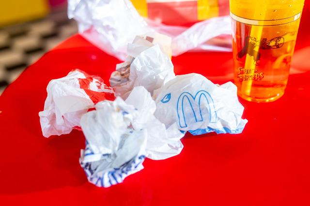 チャイナドレス美女が「ストリートファイト」に参戦！？ハンバーガーを食べながらスリット全開で美脚を繰り出す【写真17枚】