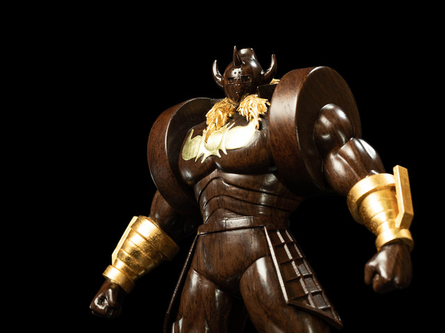 お値段約44万円の黒光りから放つ威圧感…！「キン肉マン」より「悪魔将軍」が“黒檀”と金箔を使用した豪華仕様で木彫りフィギュア化