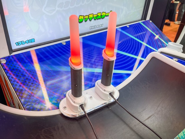 ライブのように“ペンラ”を振れ振れ！『PENLALIVE』は新感覚なペンライトリズムゲーム【アミューズメント エキスポ】