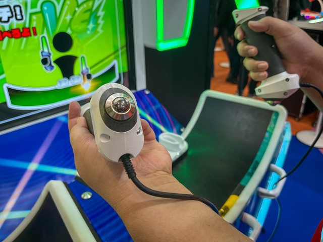 ライブのように“ペンラ”を振れ振れ！『PENLALIVE』は新感覚なペンライトリズムゲーム【アミューズメント エキスポ】