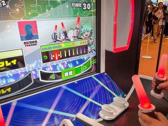 ライブのように“ペンラ”を振れ振れ！『PENLALIVE』は新感覚なペンライトリズムゲーム【アミューズメント エキスポ】