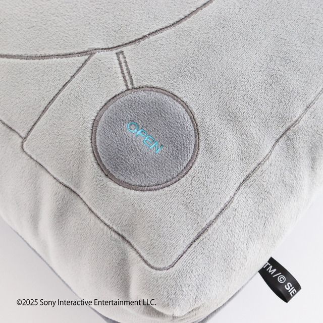 初代プレステのクッションが順次発売！『ASTRO BOT』チャームは持ち歩けて、リストレストとして活用可能