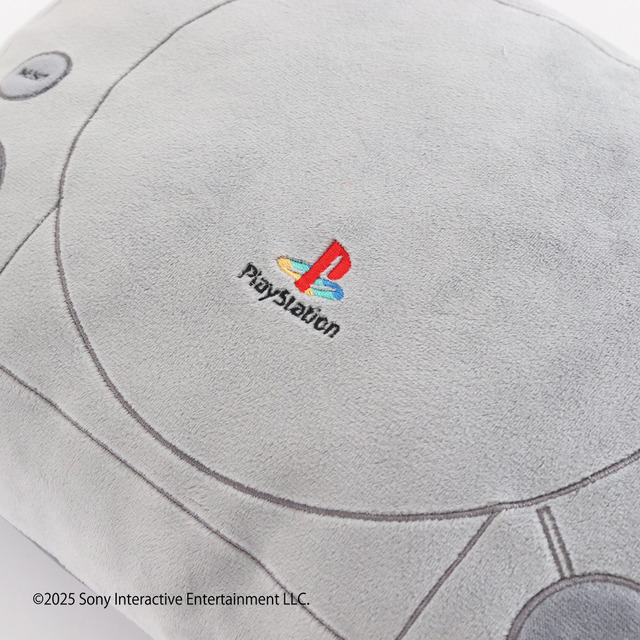 初代プレステのクッションが順次発売！『ASTRO BOT』チャームは持ち歩けて、リストレストとして活用可能