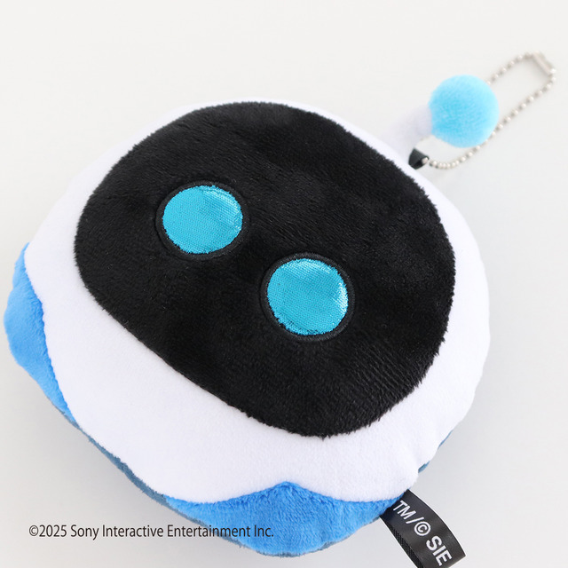 初代プレステのクッションが順次発売！『ASTRO BOT』チャームは持ち歩けて、リストレストとして活用可能