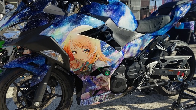 『アイマス』合同ライブ「MOIW2025」に“アイ”が集まる！「のぼり」や「痛車」など会場周辺施策をレポート