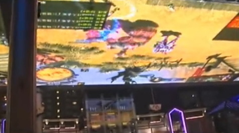 まさにスケールは中国・・・超巨大スクリーンでゲームを遊んだ男性 