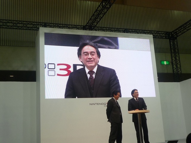 【Nintendo World 2011】岩田社長が助っ人で登場『nintendogs + cats』ステージプレゼン、新要素を訊く