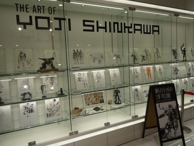 『MGS』のアートディレクター新川洋司による展示会が開催中、初日から多くのファンが駆けつける