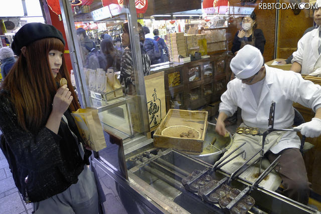 【浅草】浅草寺に続く仲見世通りに、人形焼きのお店を発見。焼きたてを販売しています。 【浅草】浅草寺に続く仲見世通りに、人形焼きのお店を発見。焼きたてを販売しています。