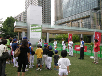 KONAMI、東京ミッドタウンでキャッチボールを体験できるイベントを開催