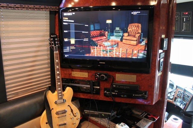 【E3 2011】本物のエレキギターを使ってロックスター体験・・・『ロックスミス』